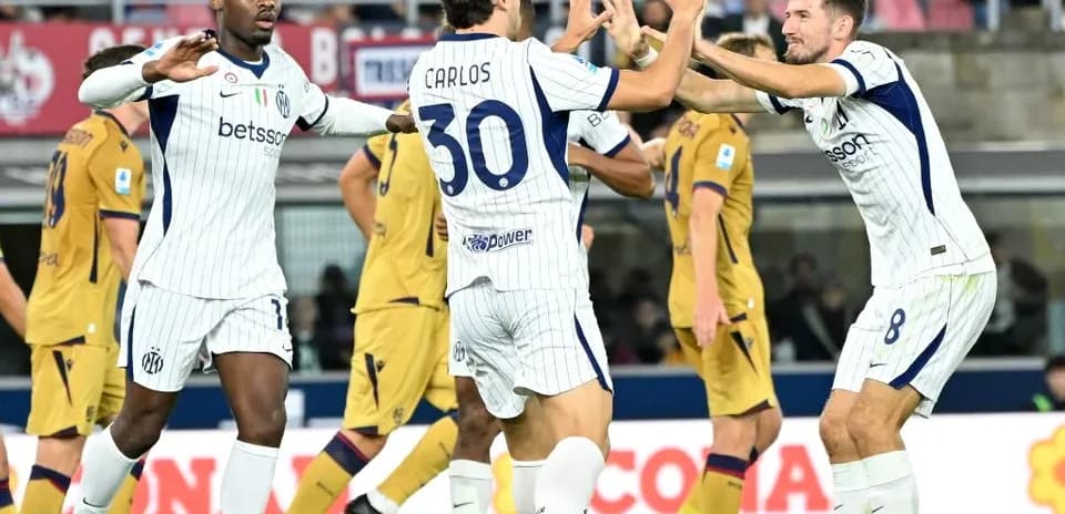 Joueurs de Bologne célébrant un but