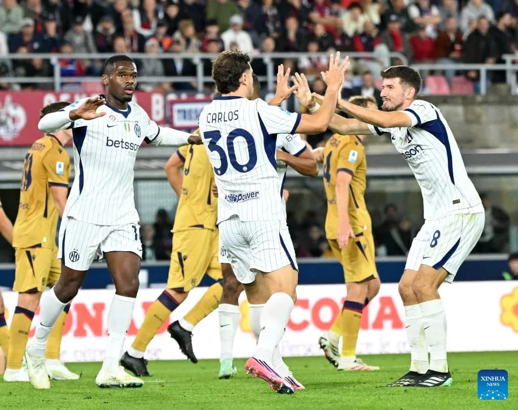 Joueurs de Bologne célébrant un but