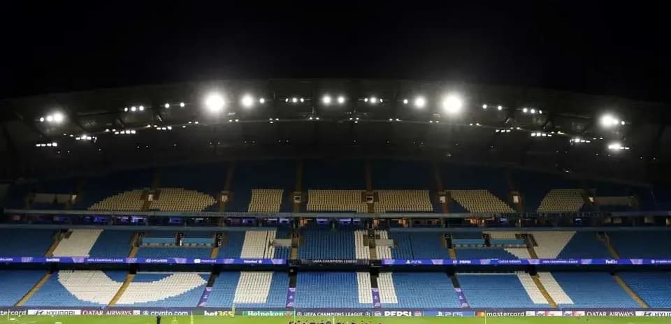 Équipe rassemblée sur le terrain au stade vide