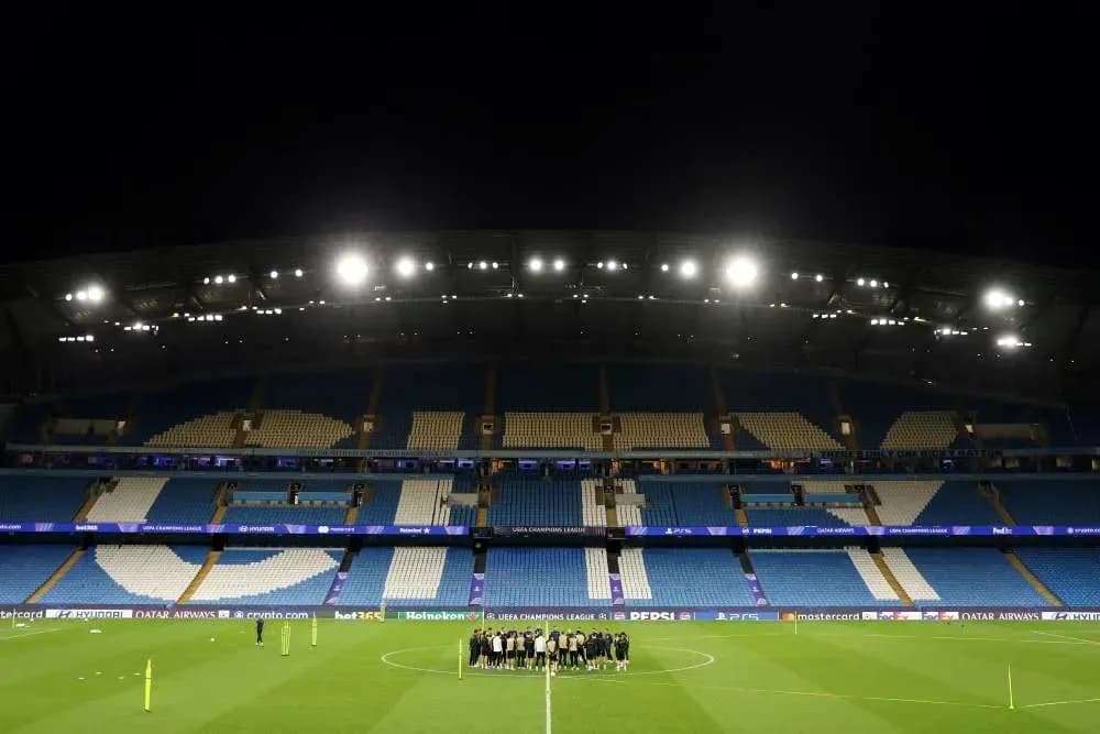 Équipe rassemblée sur le terrain au stade vide