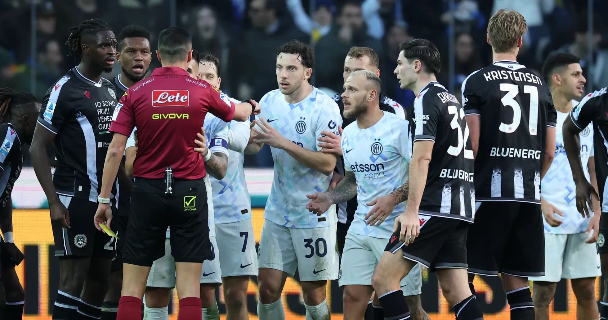 Joueurs d'Inter discutant avec l'arbitre