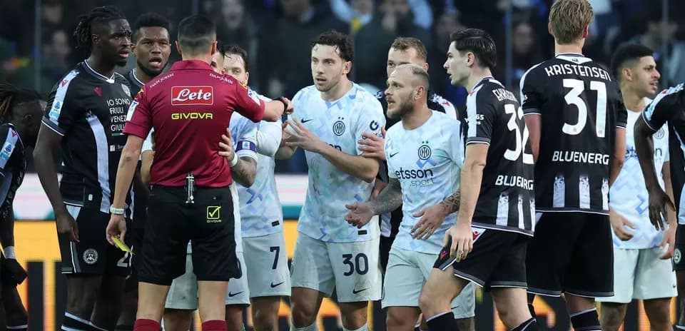Joueurs d'Inter discutant avec l'arbitre