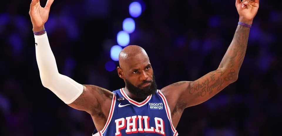 Joueur levant les bras sur le terrain de basketball