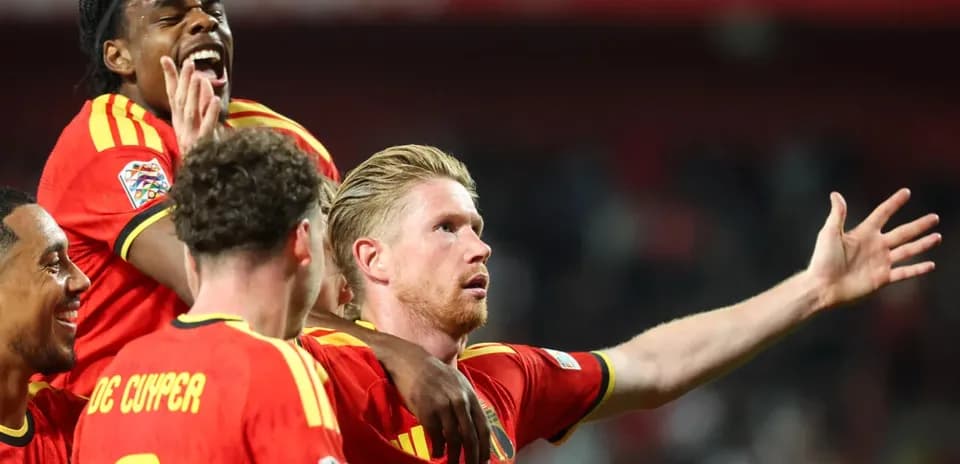 Joueurs belges célébrant un but ensemble