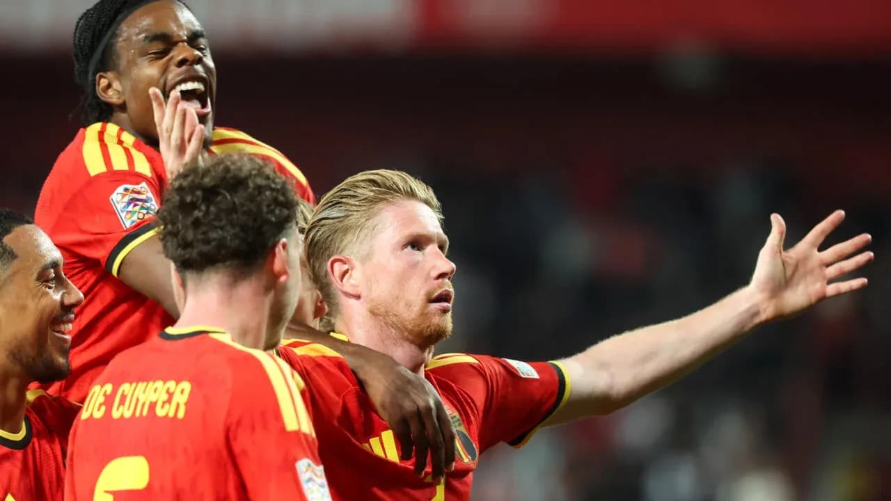 Joueurs belges célébrant un but ensemble