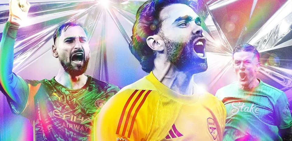 Trois gardiens de but célébrant dans des maillots différents