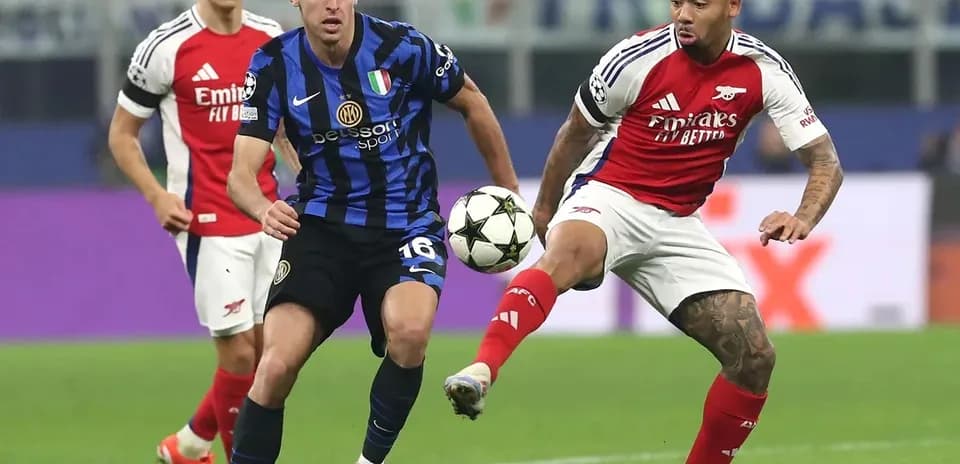 Joueurs d'Inter et Arsenal disputant le ballon