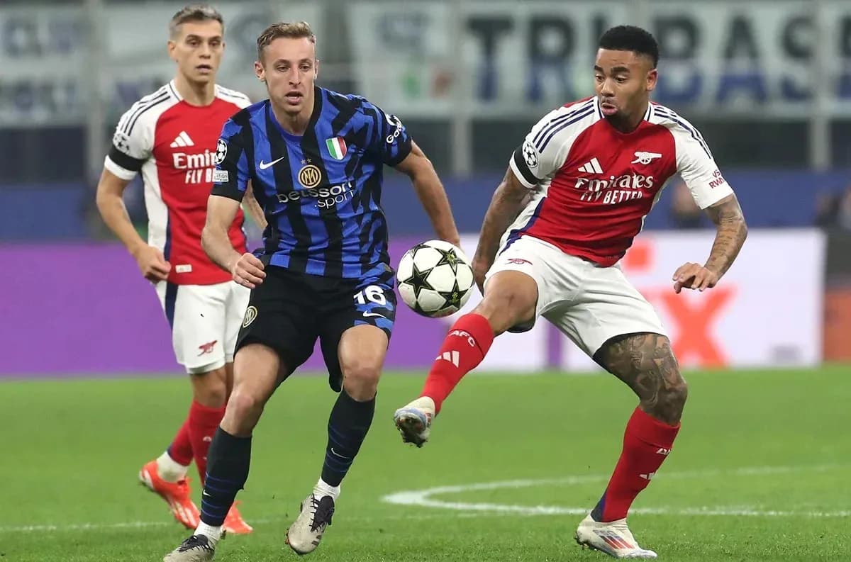 Joueurs d'Inter et Arsenal disputant le ballon