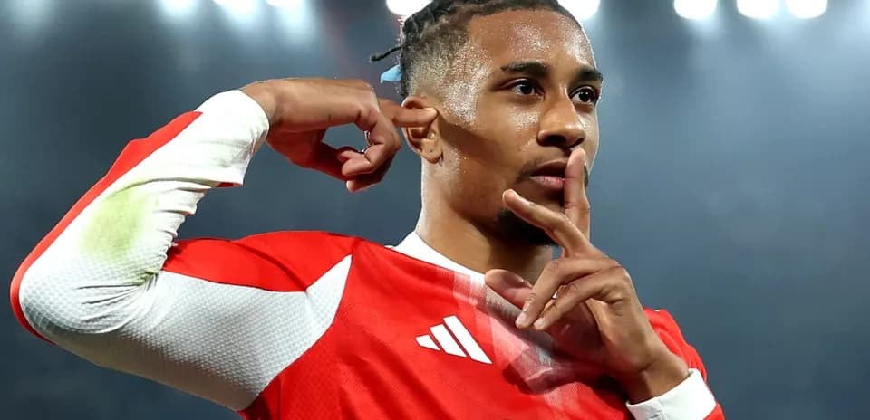 Joueur célébrant avec un geste de silence