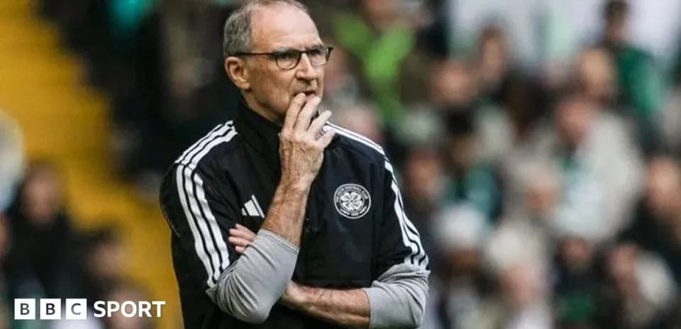 Entraîneur observant le match depuis la touche