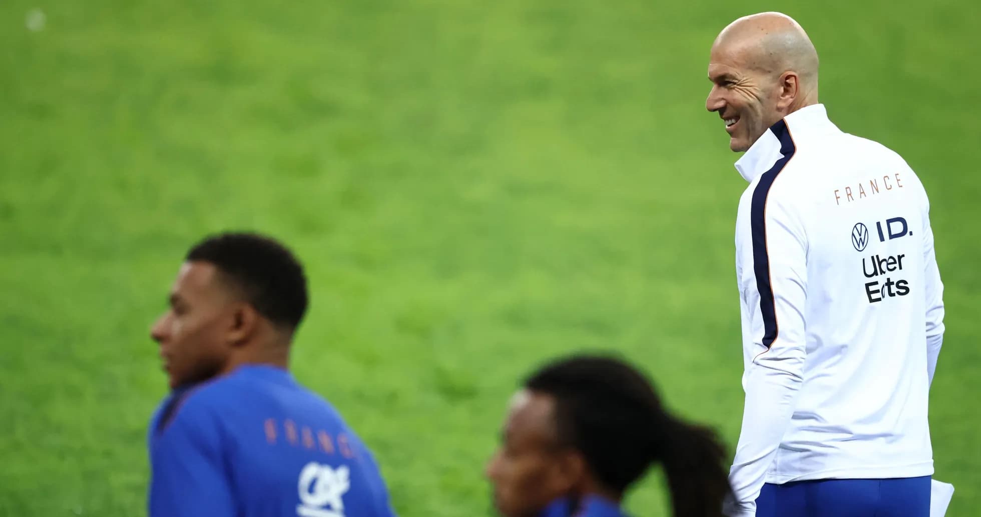 Zinedine Zidane supervisant l'entraînement des joueurs français