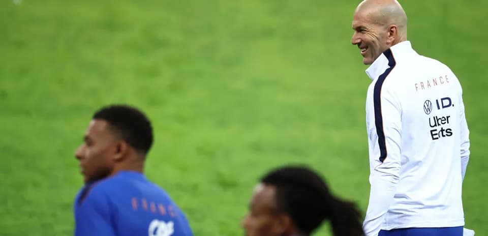 Zinedine Zidane supervisant l'entraînement des joueurs français