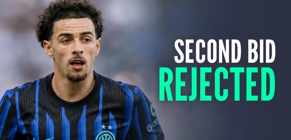 Joueur d'Inter Milan avec maillot rayé bleu et noir