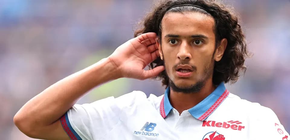 Joueur de football écoutant le public pendant le match