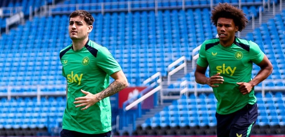 Joueurs courant lors de l'échauffement sur le terrain