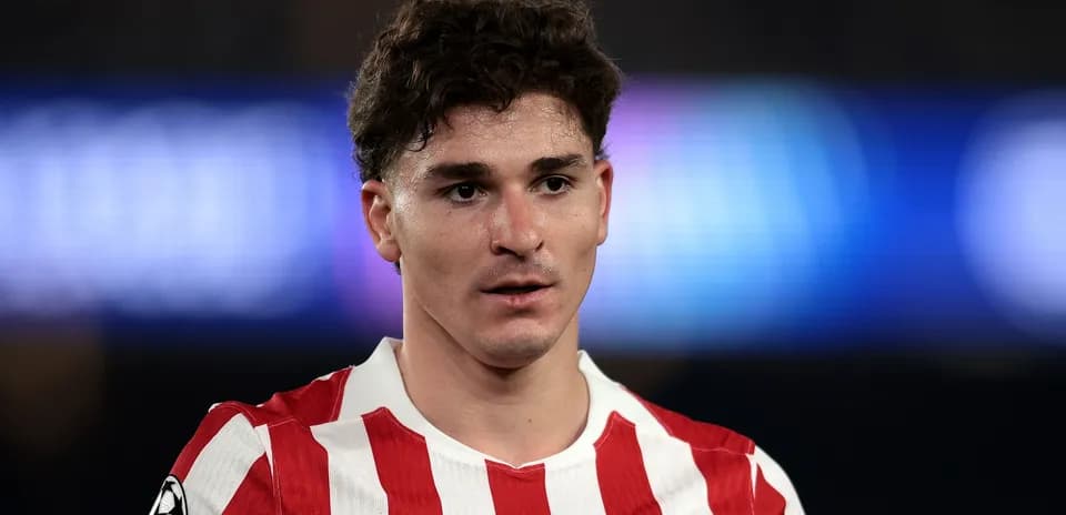 Joueur d'Atlético Madrid en maillot rayé rouge et blanc