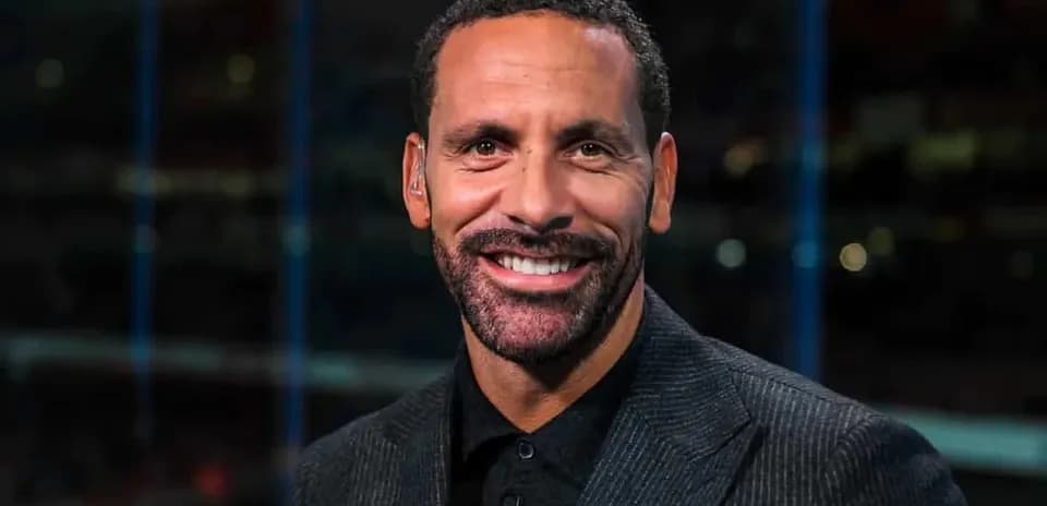 Analyste souriant en studio de télévision
