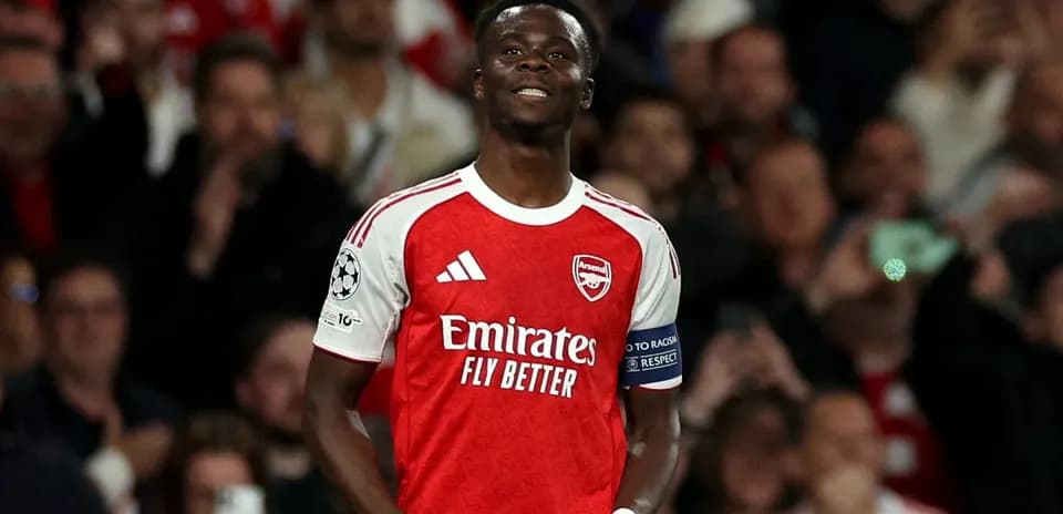 Joueur d'Arsenal célébrant un but devant les supporters