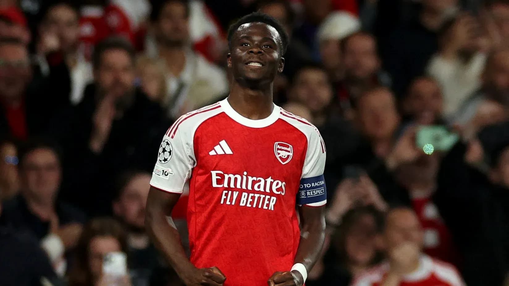 Joueur d'Arsenal célébrant un but devant les supporters