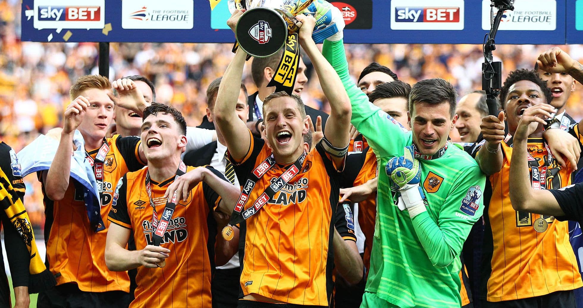 Joueurs de Hull City célébrant leur victoire avec le trophée