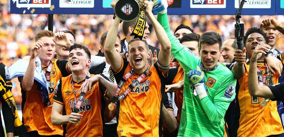Joueurs de Hull City célébrant leur victoire avec le trophée
