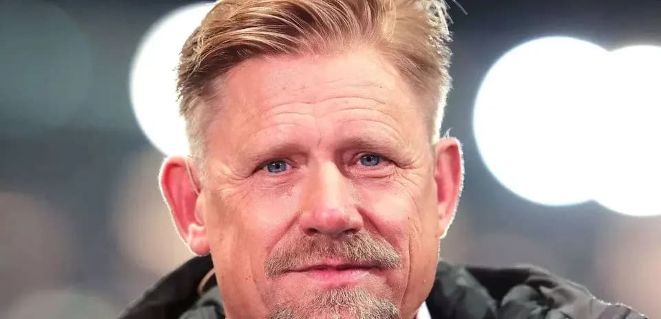 Homme avec cheveux blonds et barbe, regardant la caméra
