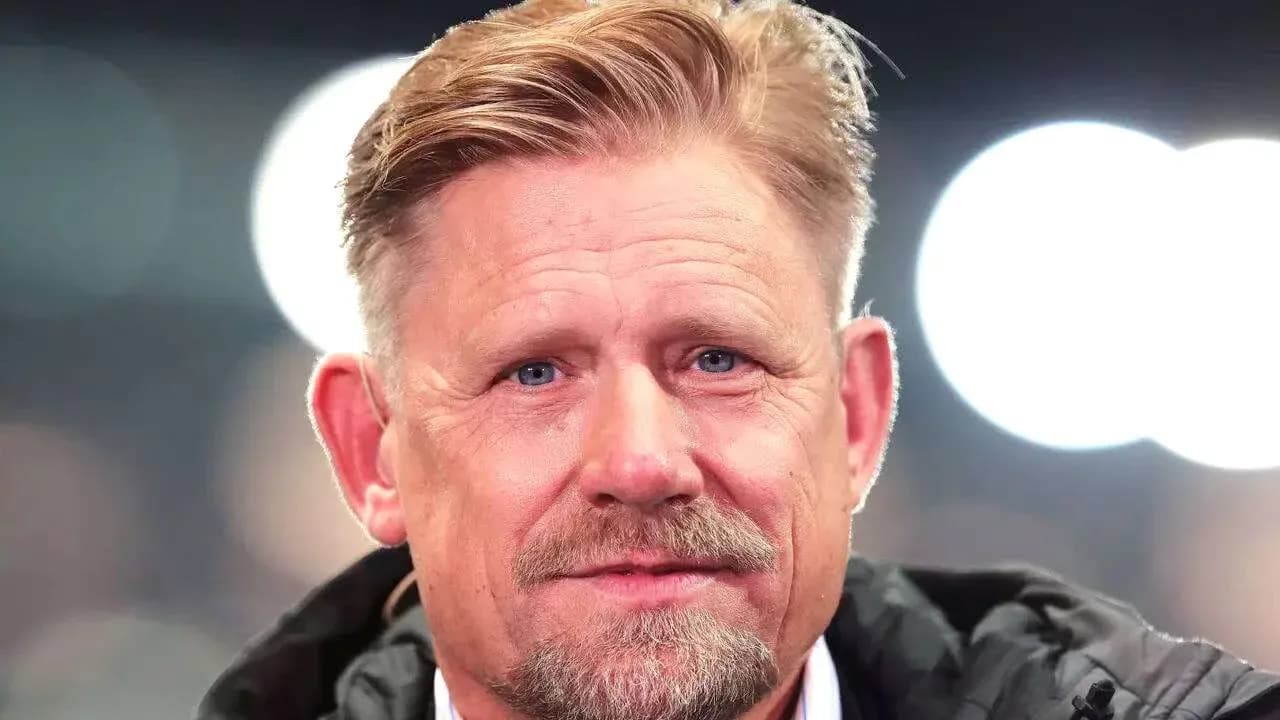 Homme avec cheveux blonds et barbe, regardant la caméra