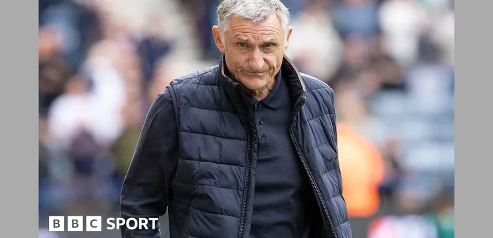 Entraîneur marchant sur le terrain avant le match