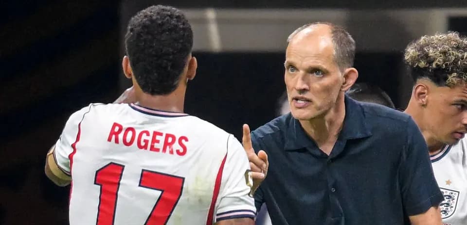Entraîneur discutant avec le joueur Rogers sur le terrain