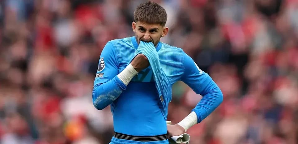 Gardien de but tirant sur son maillot pendant le match