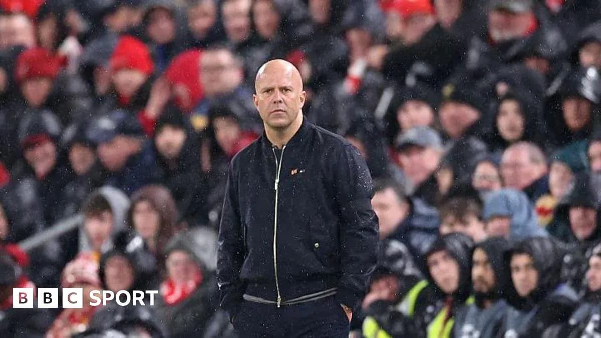 Entraîneur observant le match sous la pluie