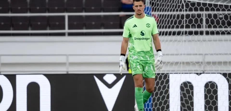 Gardien de but en uniforme vert sur le terrain