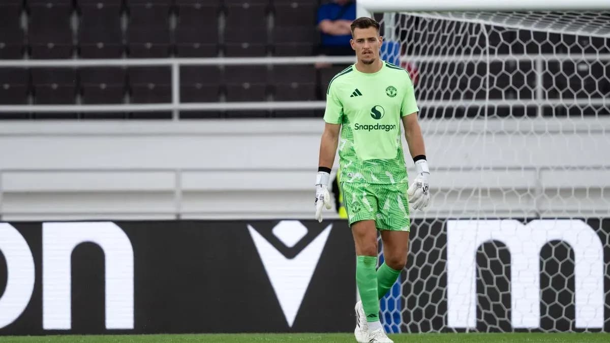 Gardien de but en uniforme vert sur le terrain