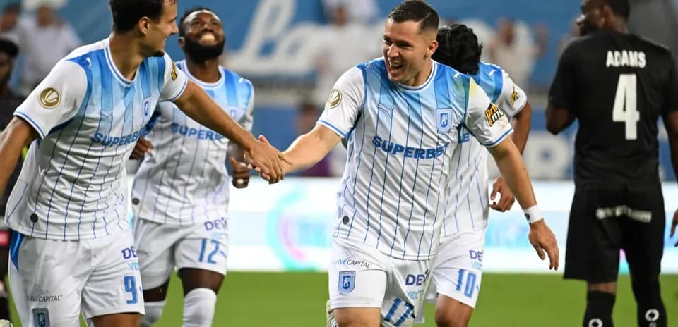 Joueurs de Universitatea Craiova célébrant un but
