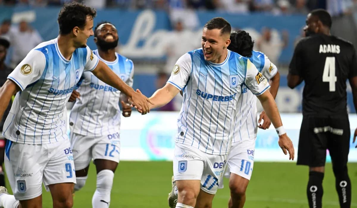 Joueurs de Universitatea Craiova célébrant un but