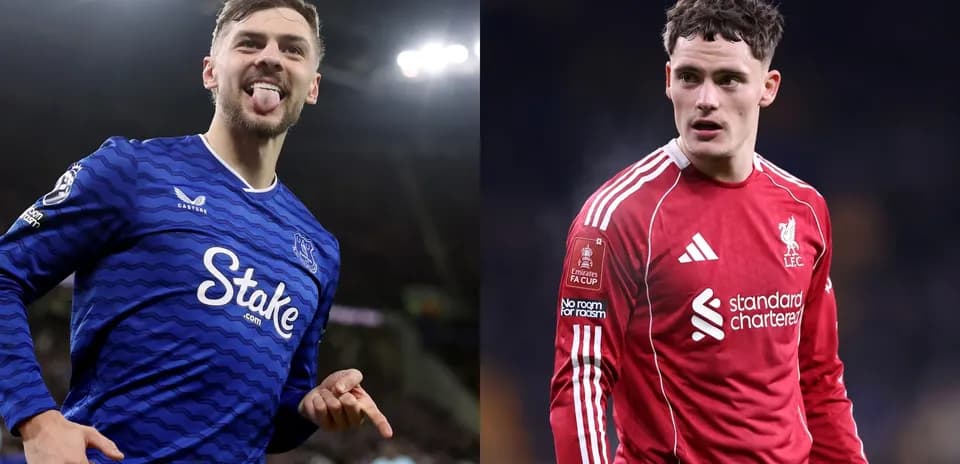 Joueurs d'Everton et Liverpool en action