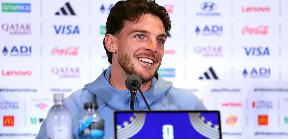 Joueur souriant lors d'une conférence de presse