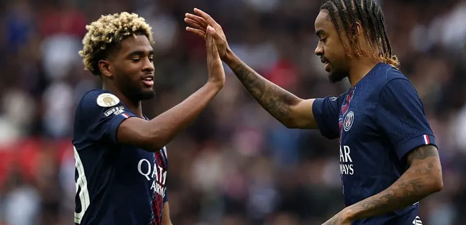 Deux joueurs du PSG se tapent dans la main