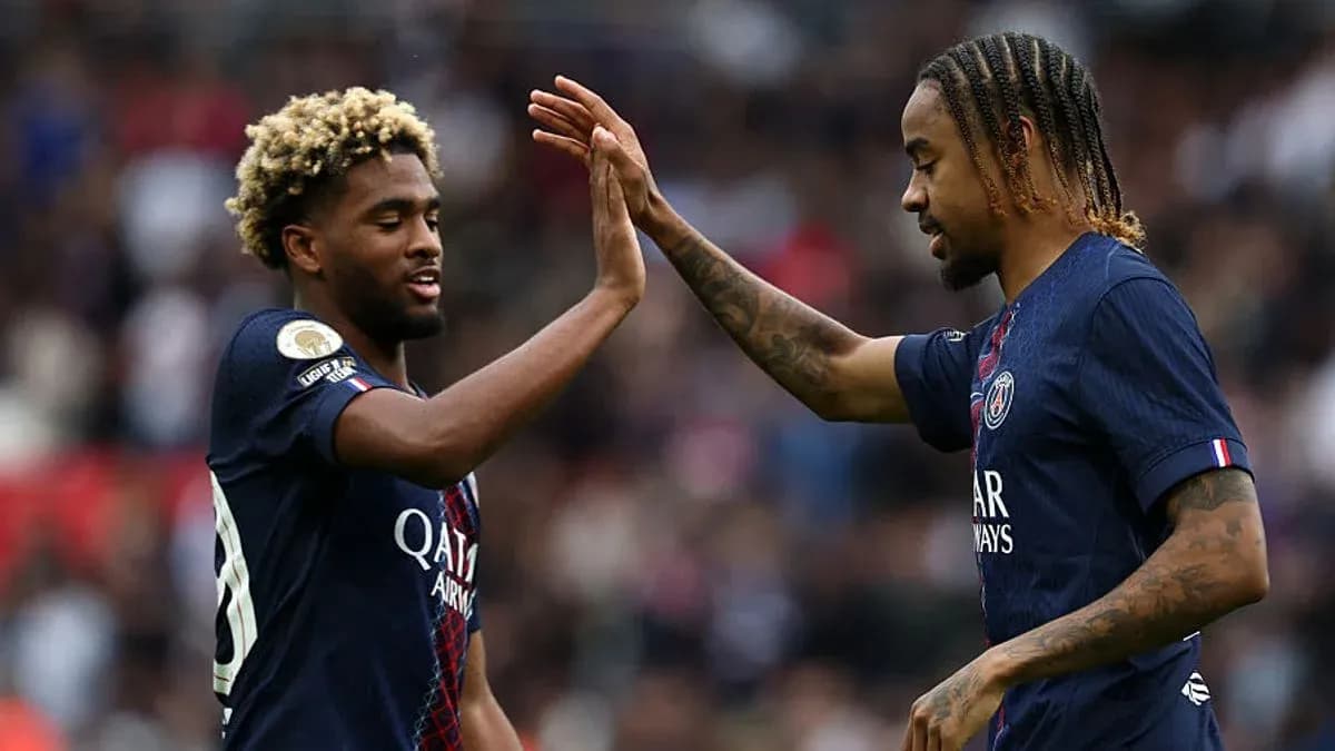 Deux joueurs du PSG se tapent dans la main