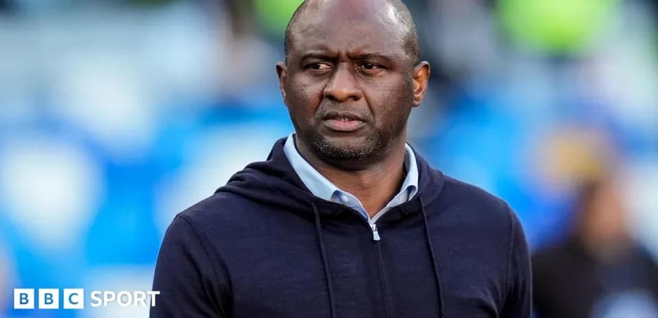 Entraîneur observant le match depuis le bord du terrain