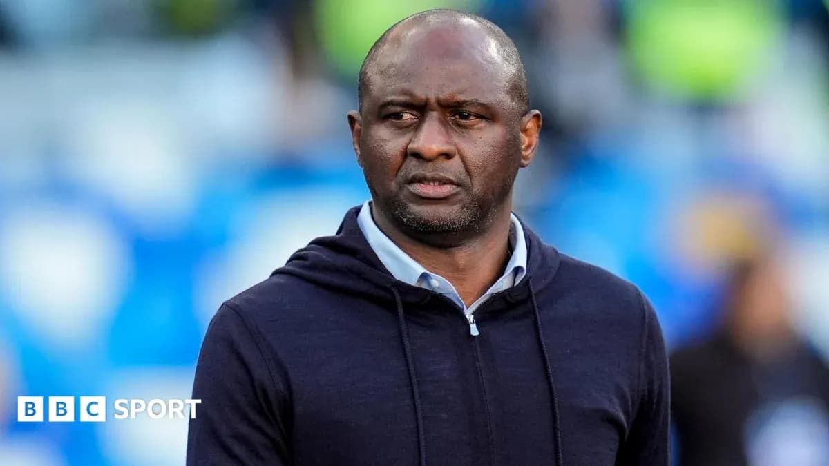 Entraîneur observant le match depuis le bord du terrain