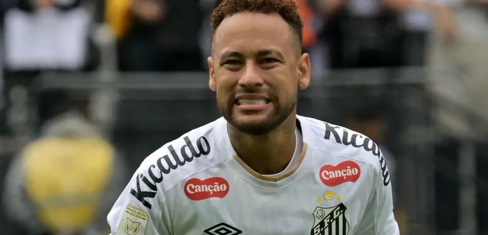 Joueur de Santos célébrant un but sur le terrain