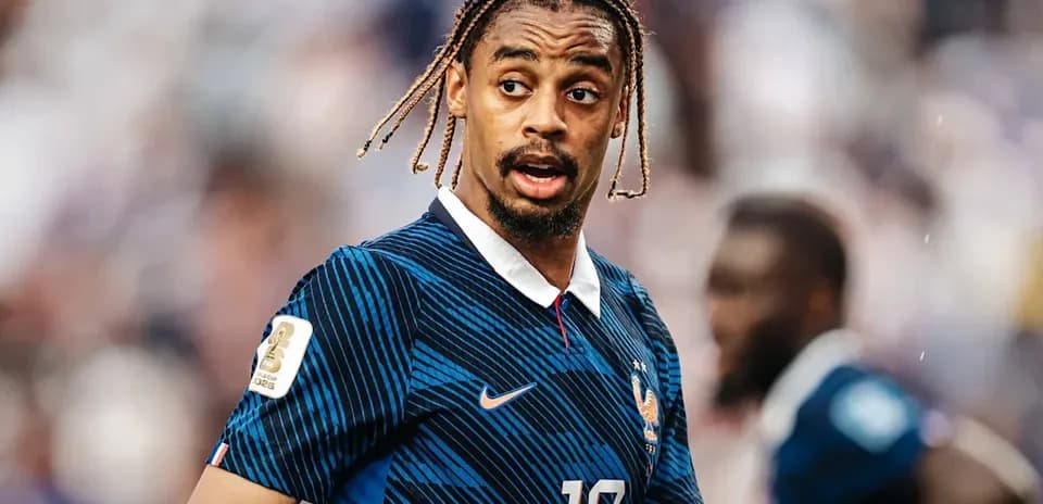 Joueur en maillot de l'équipe de France sur le terrain