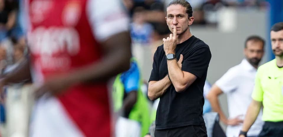 Entraîneur observant le match avec une main sur la bouche