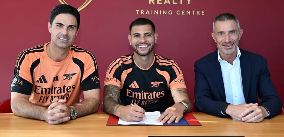Joueur signant contrat avec entraîneur et directeur sportif