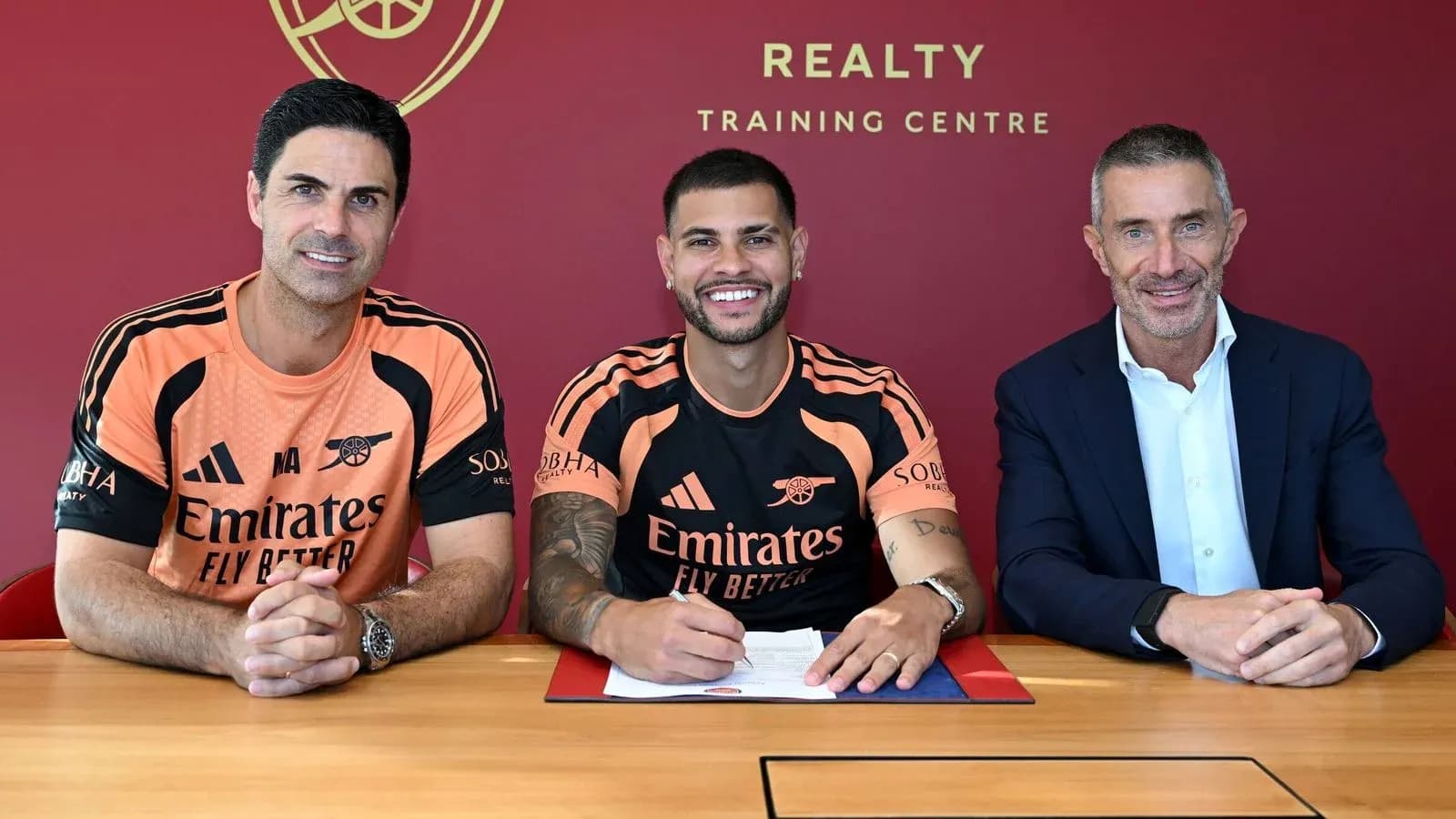 Joueur signant contrat avec entraîneur et directeur sportif