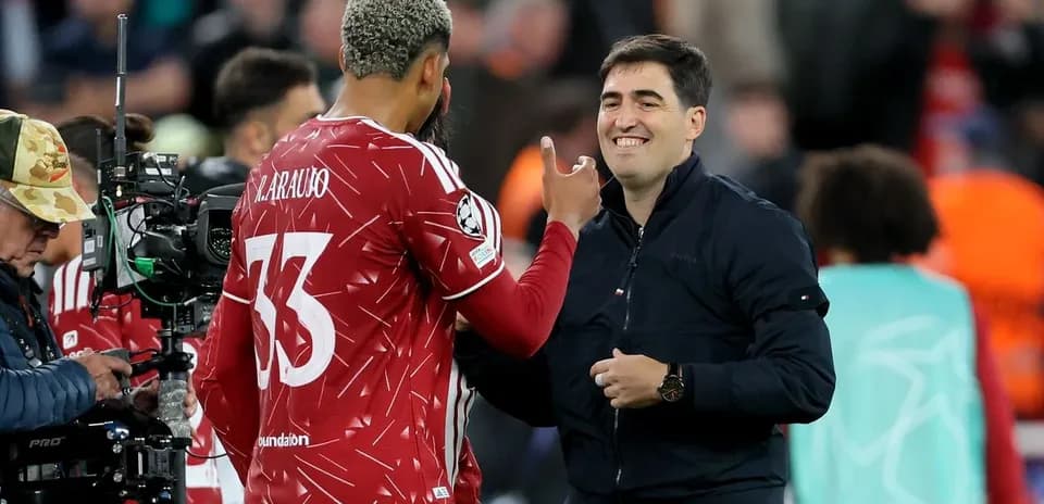 Joueur avec maillot 33 interagissant avec entraîneur