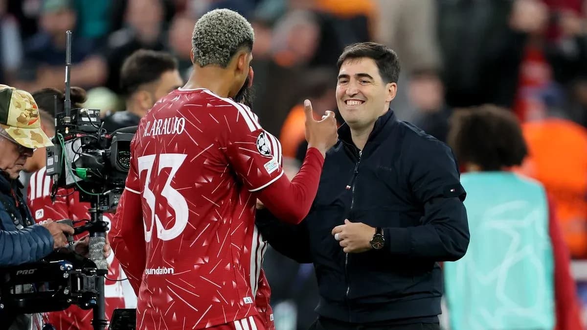 Joueur avec maillot 33 interagissant avec entraîneur