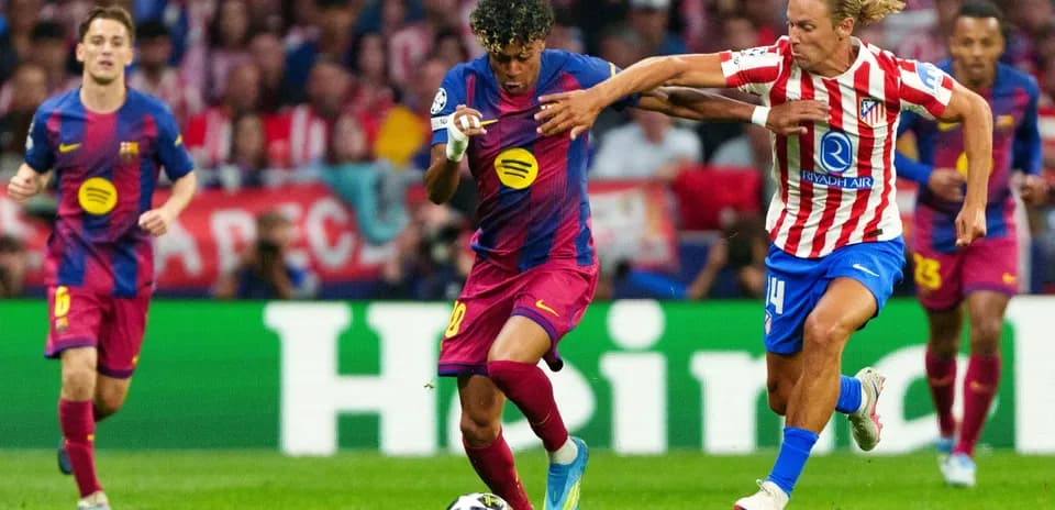 Joueurs d'Atletico et de Barcelone en action