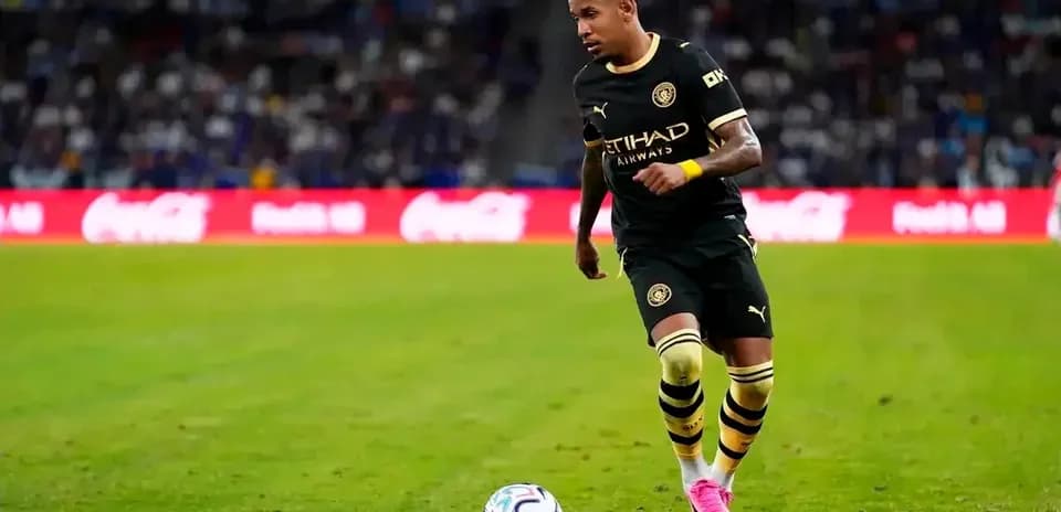 Joueur dribblant avec le ballon sur le terrain